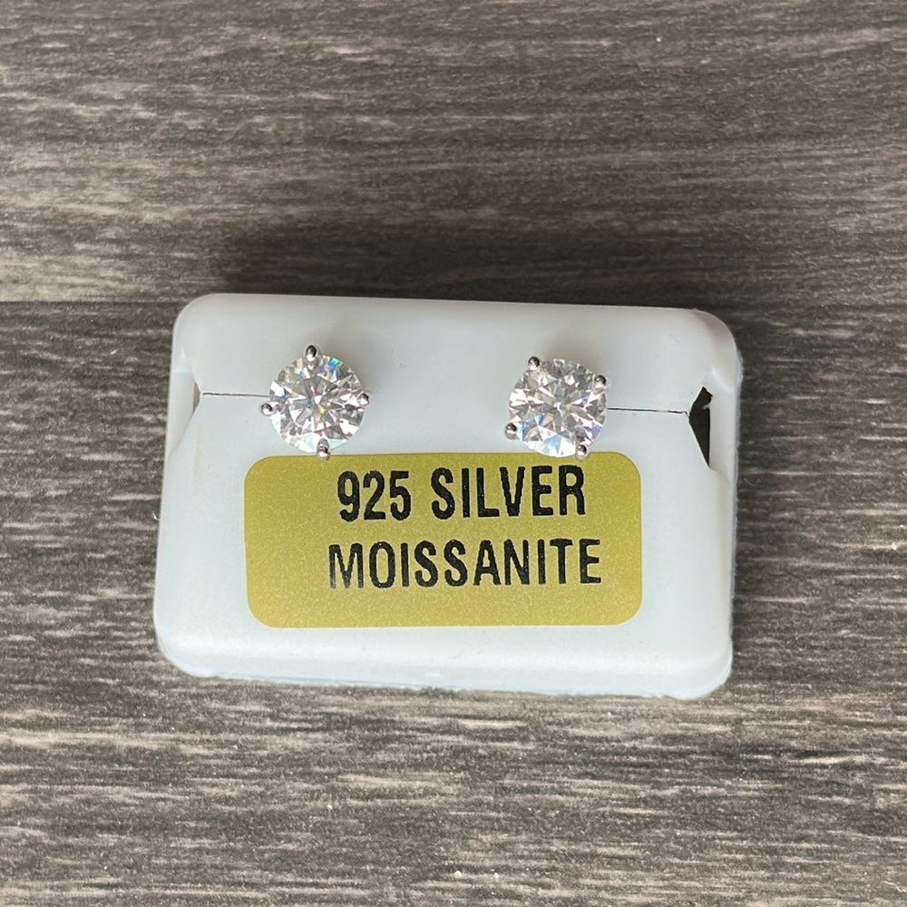 Sterling 925 Silver Clear Moissanite Stud Earrings - Clear White Sparkle